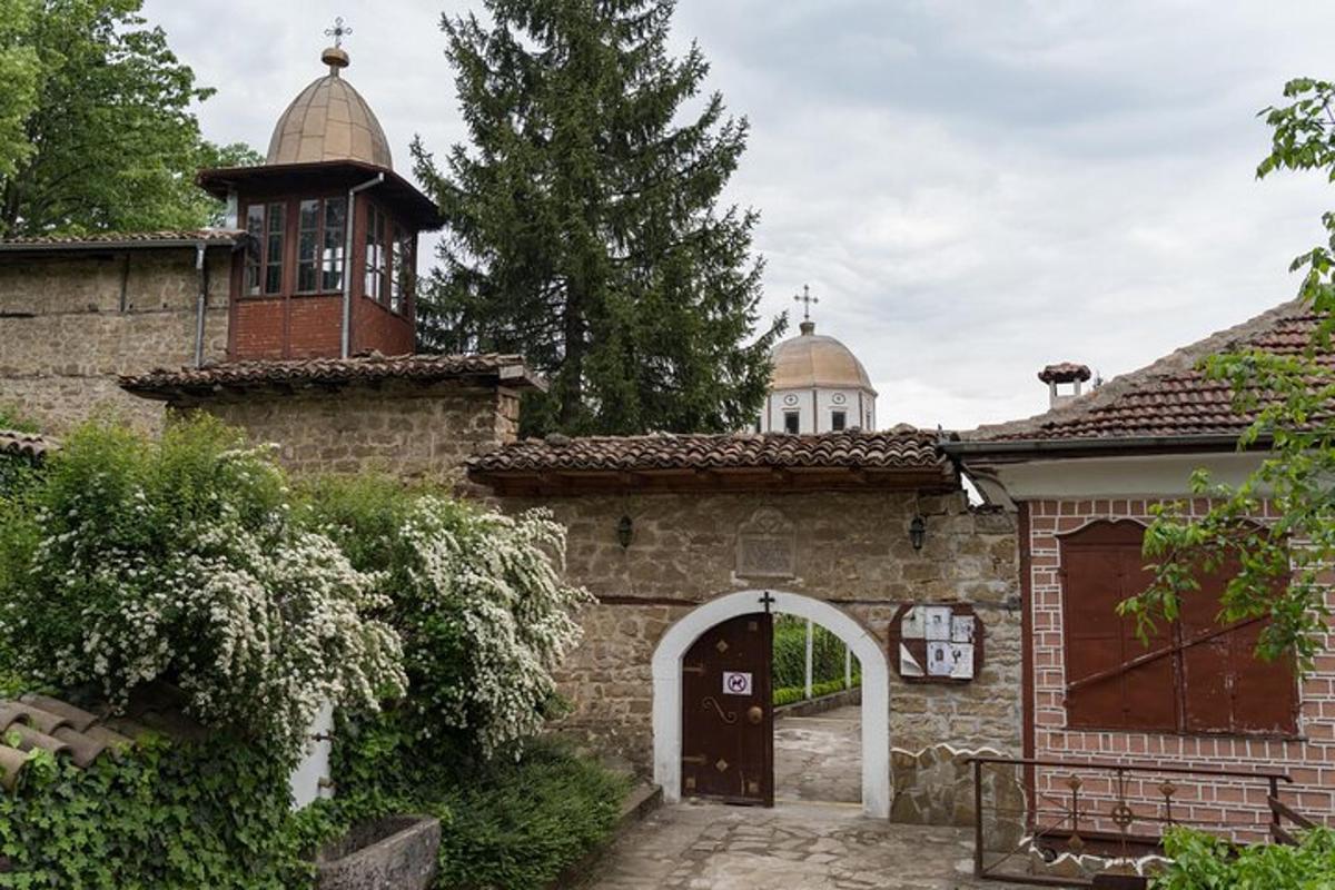 un edifici amb una torre del rellotge a sobre