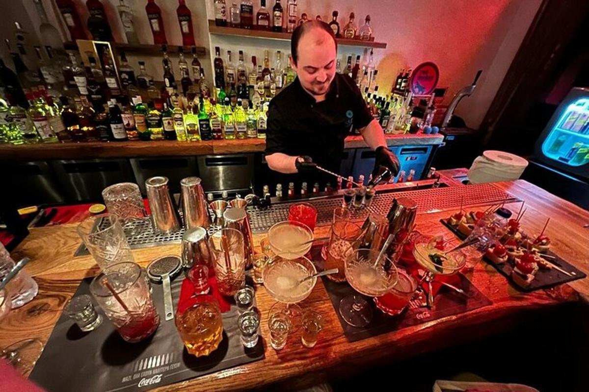 muž připravující drink v baru