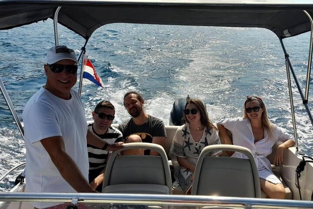 eine Gruppe von Menschen auf einem Boot im Wasser