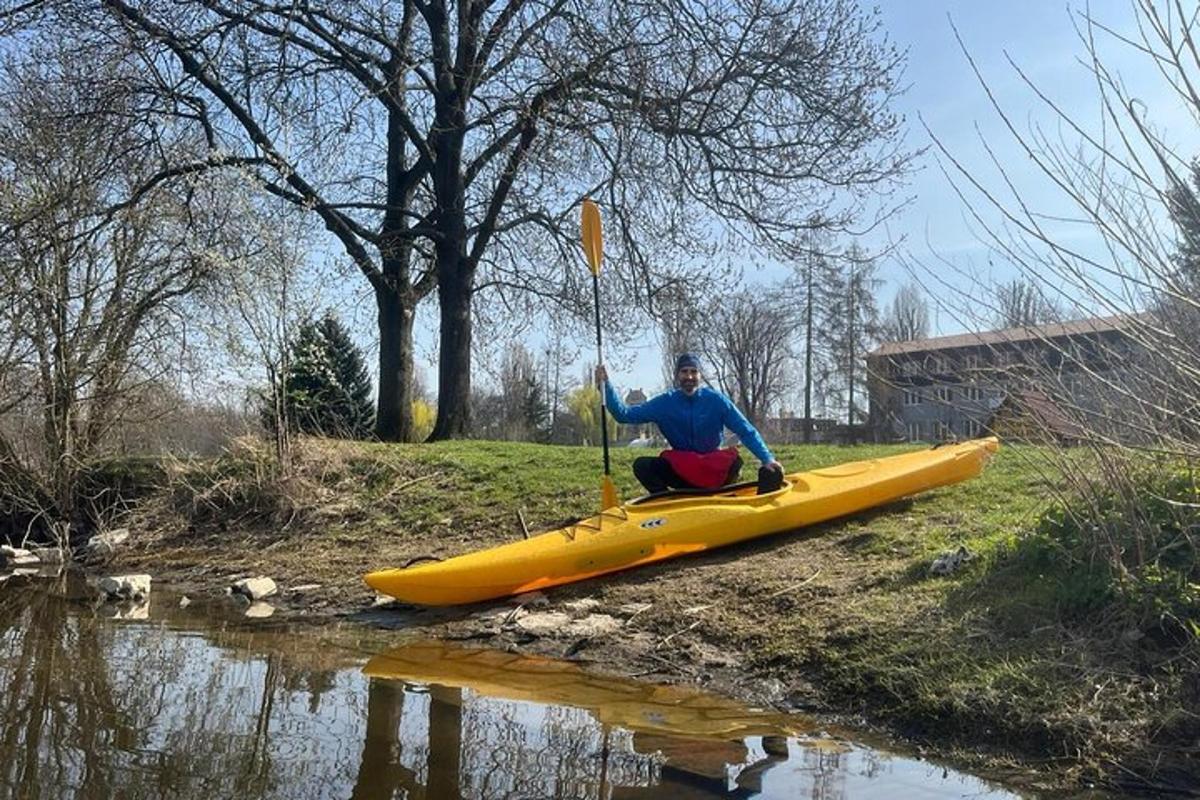 un uomo seduto su un kayak giallo su un fiume