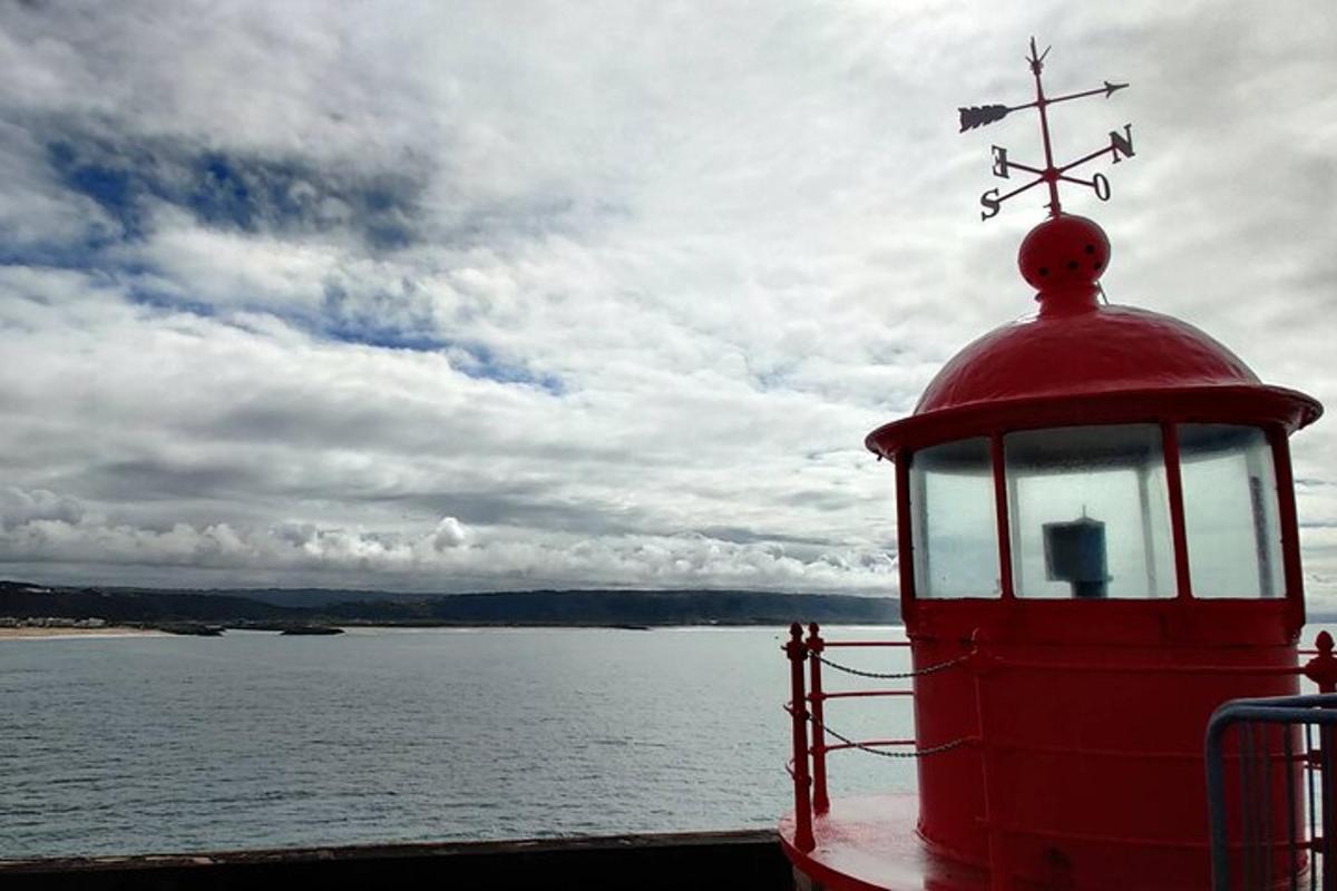 un faro rosso con una banderuola in cima