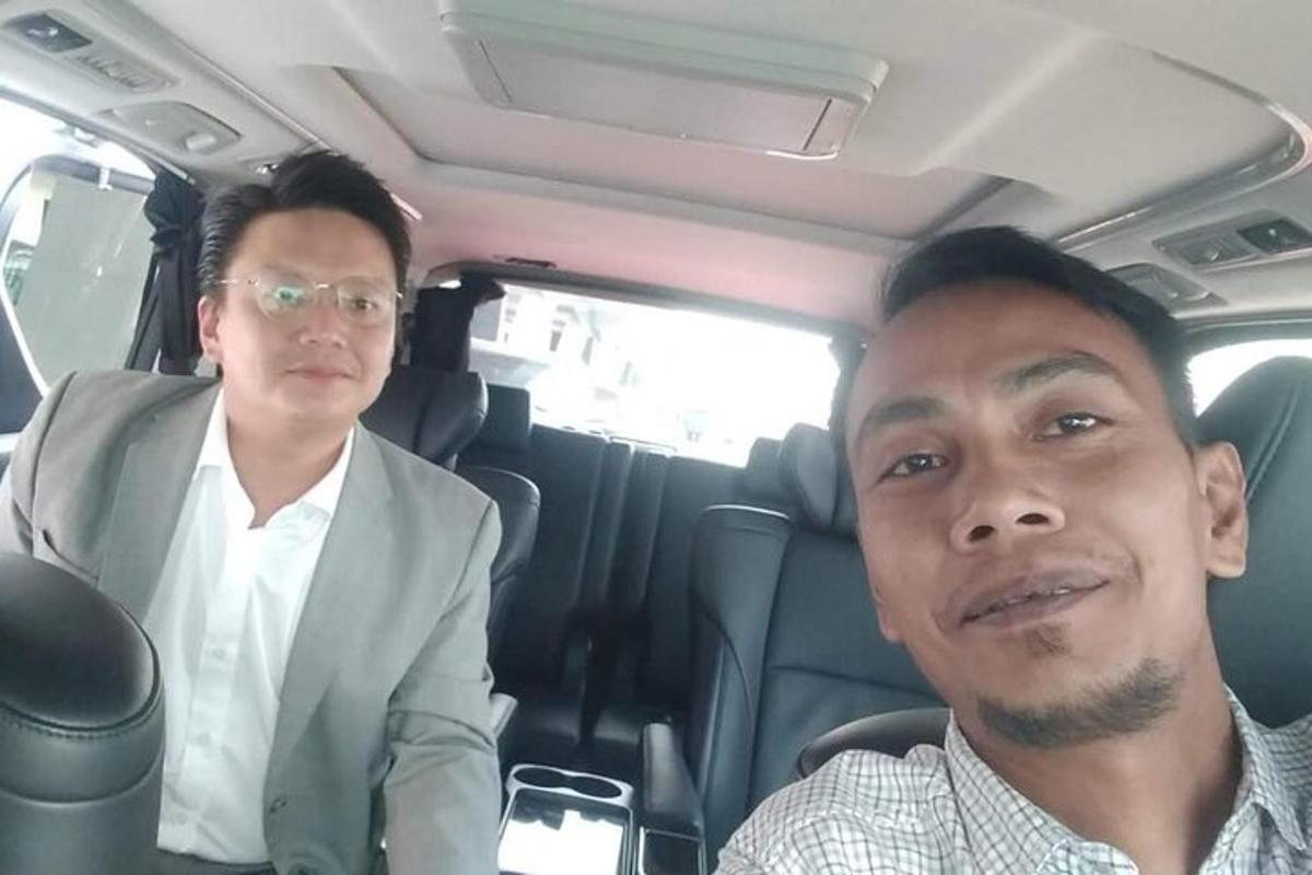 dua lelaki duduk di belakang kereta