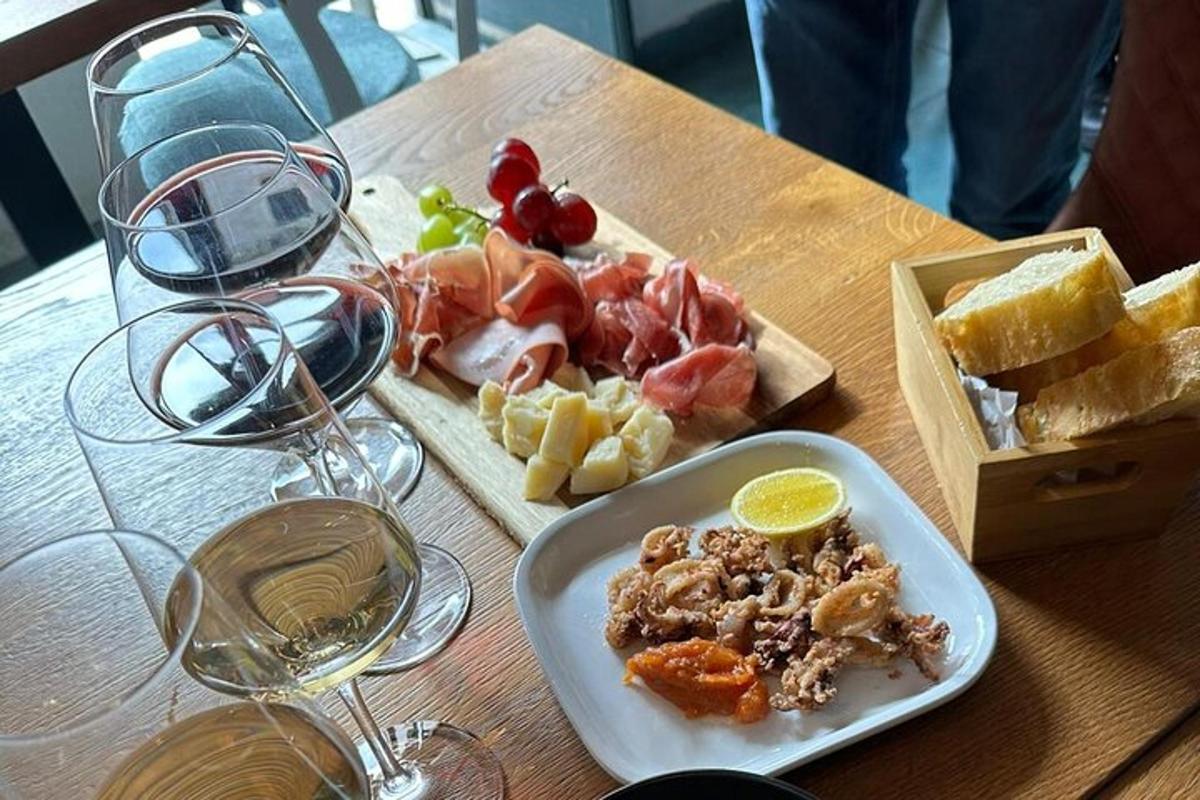 ett bord med en tallrik mat och glas vin