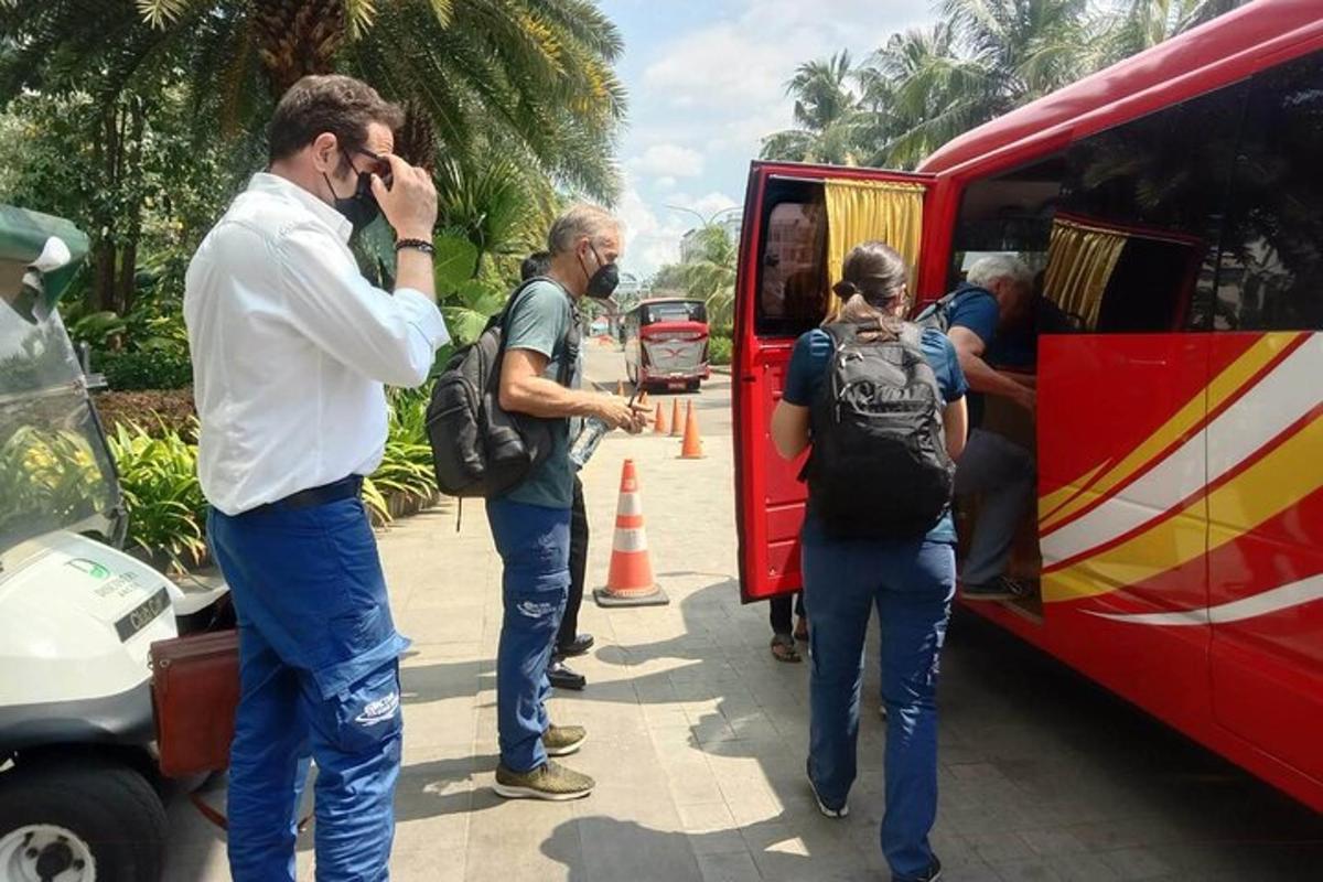 sekumpulan orang turun dari bas merah