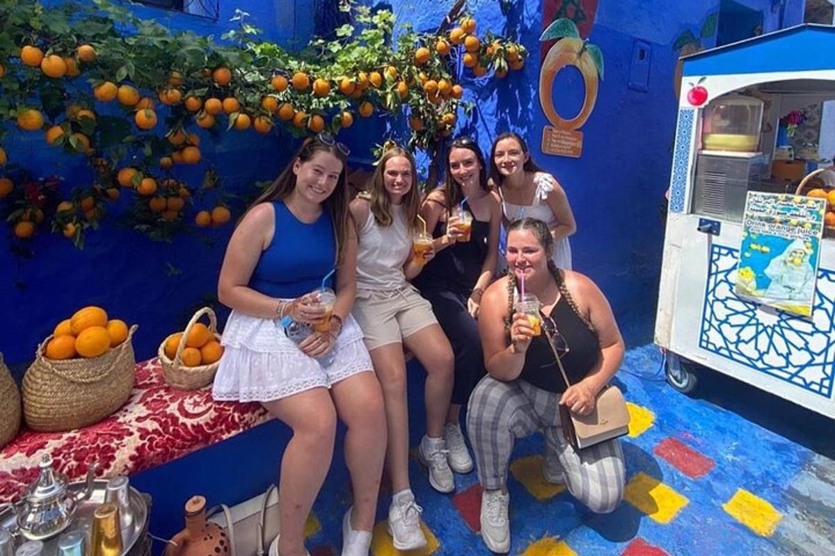 группа женщин позируют для фотографии с напитками