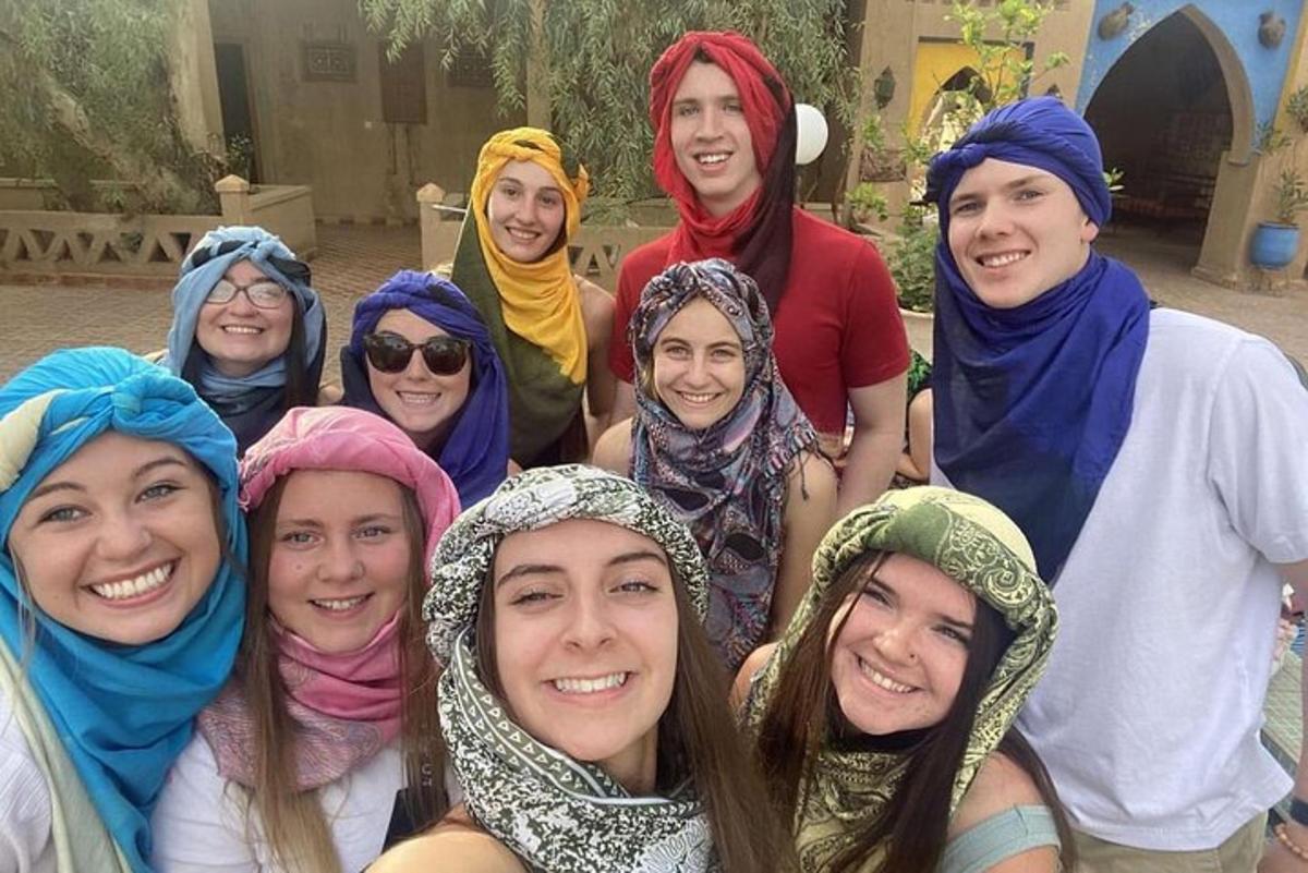 sekelompok wanita sedang berpose untuk foto
