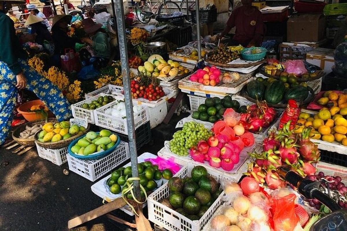 سوق به العديد من سلال الفواكه والخضروات