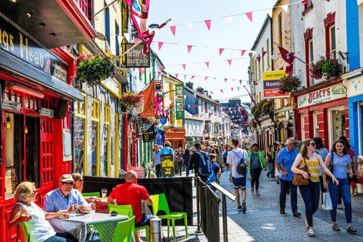 tłum ludzi idących ulicą z budynkami