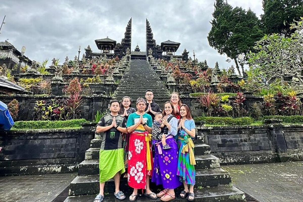 Un grupo de personas de pie en las escaleras de un templo.
