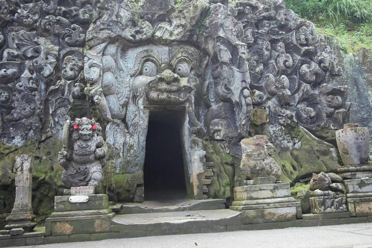 un ingresso di un edificio in pietra con statue su di esso