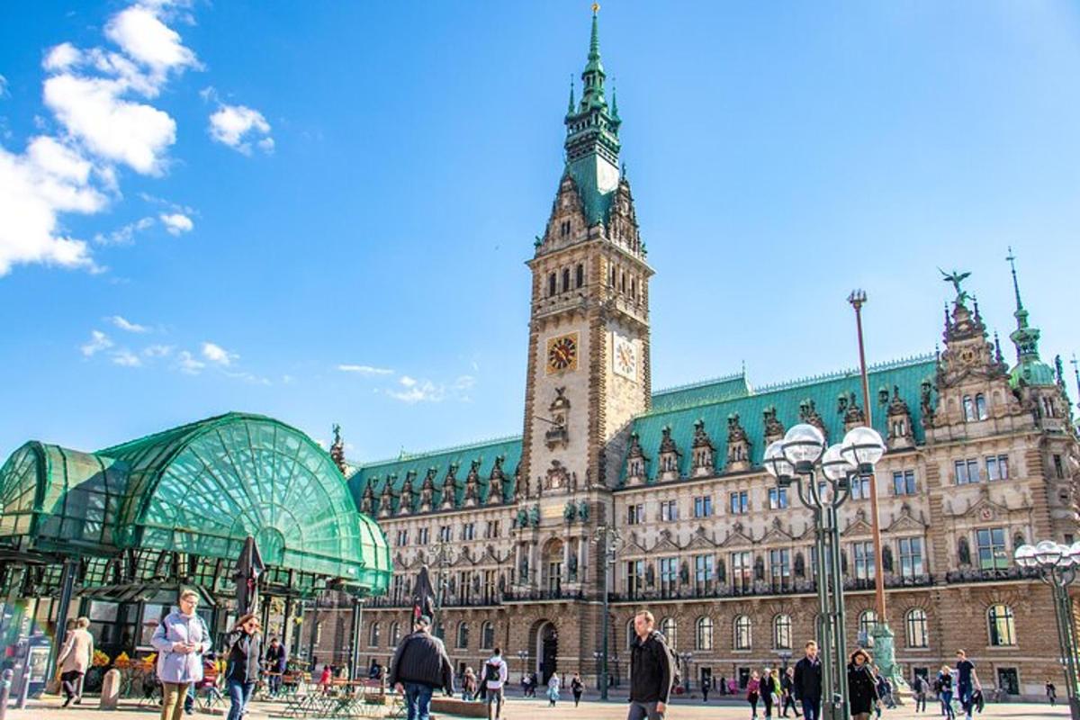 un grande edificio con una torre dell'orologio di fronte