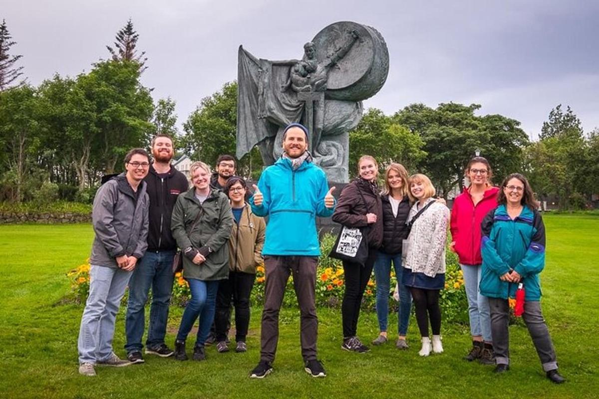 um grupo de pessoas em pé em frente a uma estátua