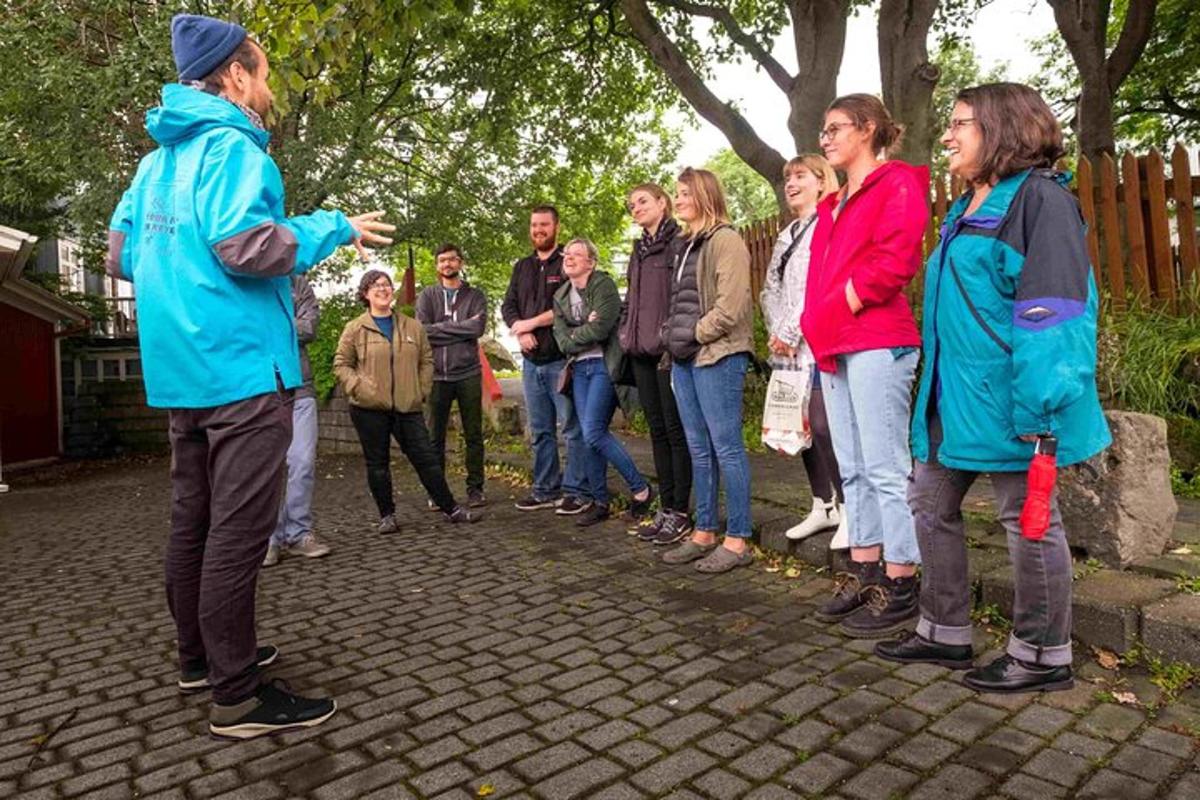 skupina lidí stojících kolem muže, který si povídá