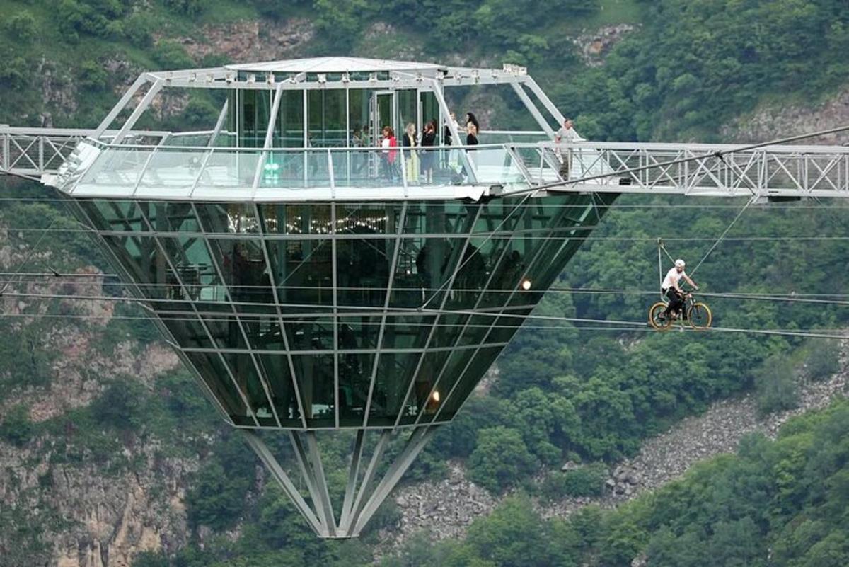 Un grupo de personas viajando en un puente colgante