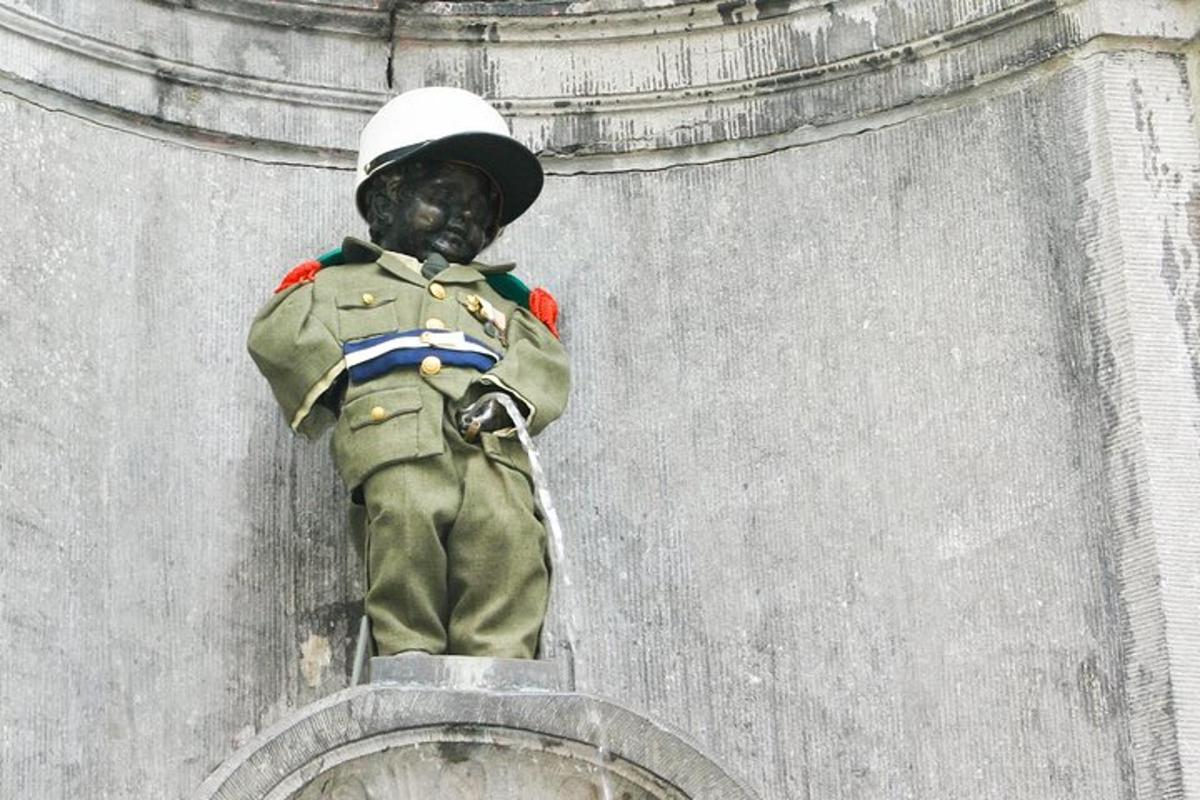 uma estátua de um soldado no topo de um monumento
