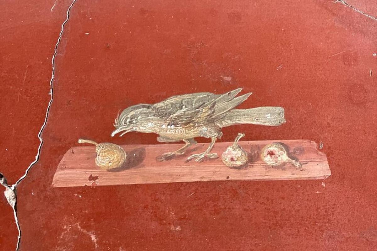 lukisan burung di atas sekeping kayu