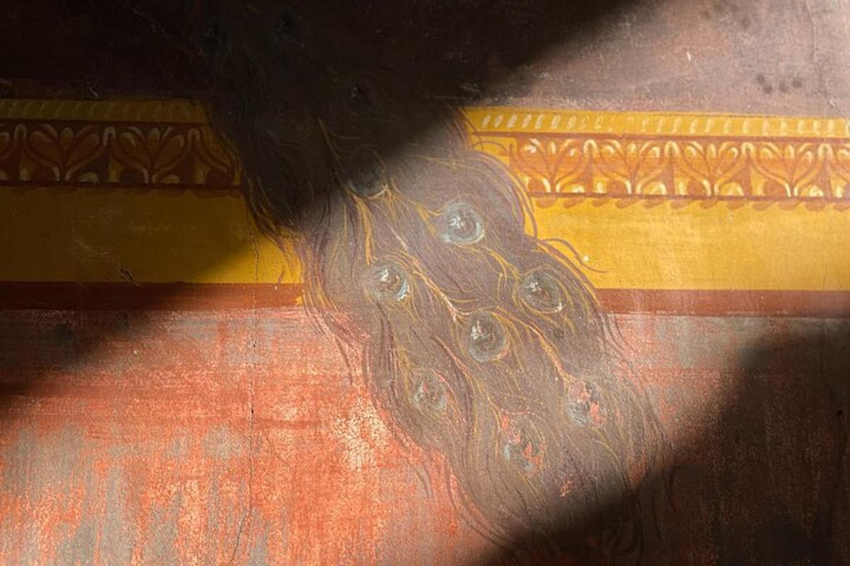 lukisan seorang wanita berambut panjang di atas permaidani