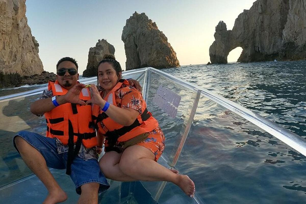 một người đàn ông và một người phụ nữ trên một chiếc thuyền trong nước