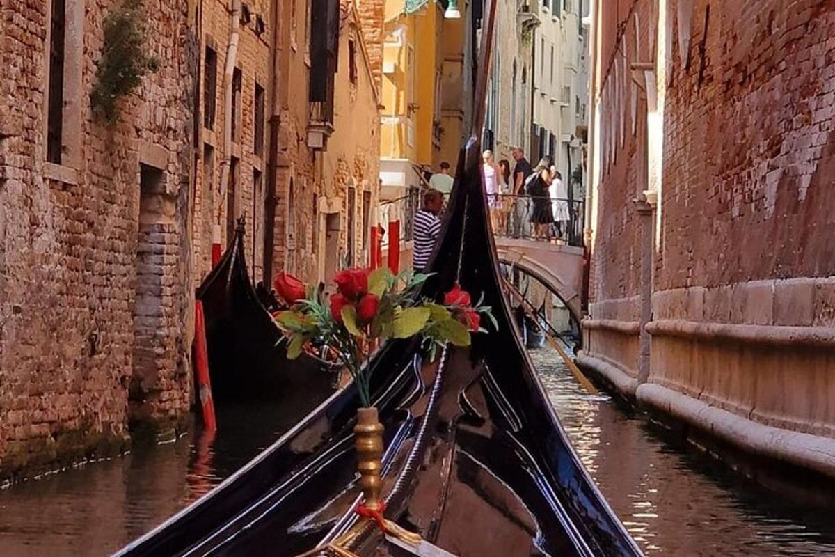 gondola s květinami v kanálu