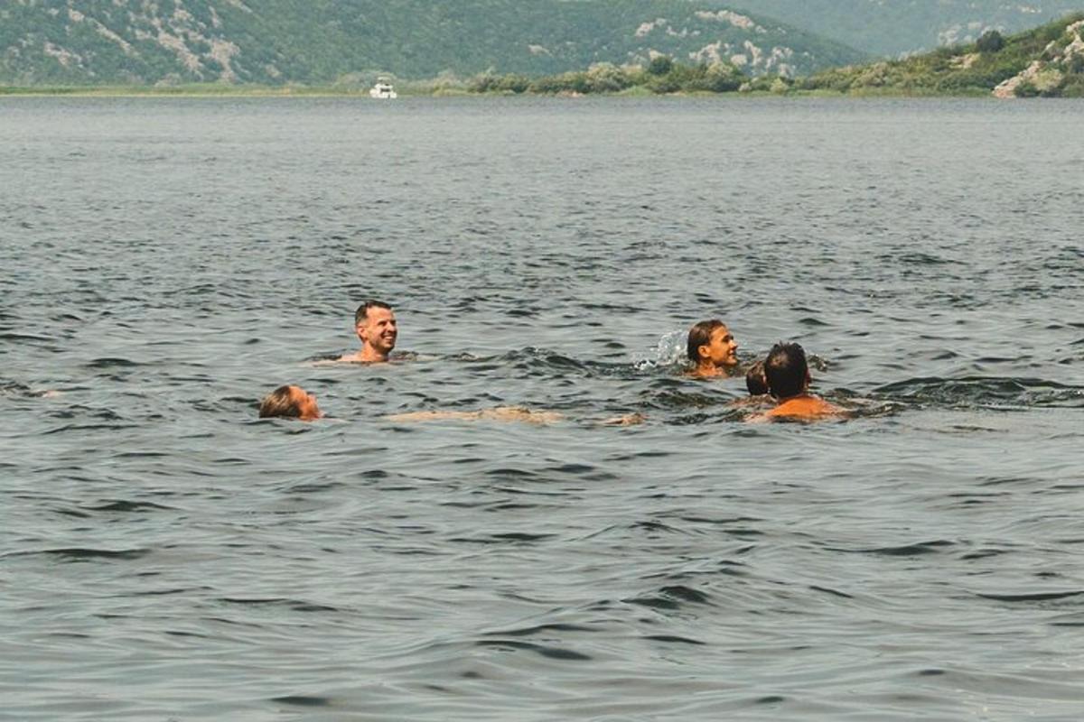 grupp inimesi vees ujumas