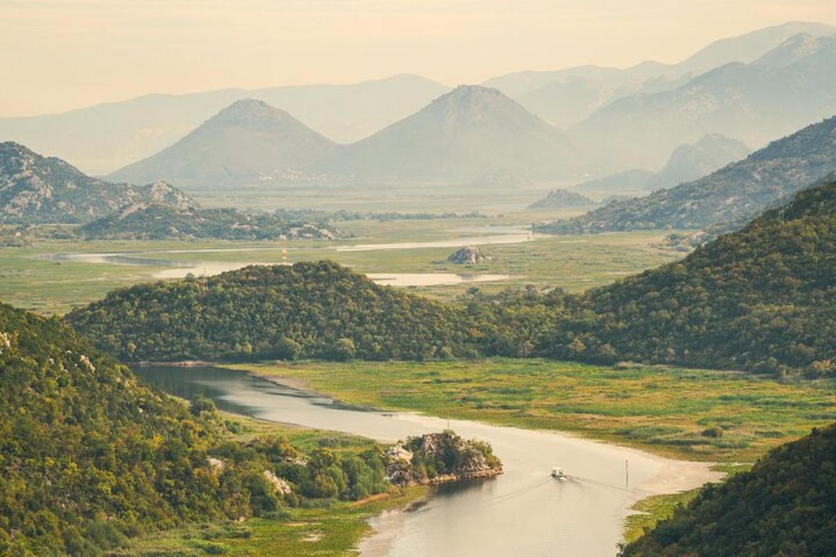 una vista di un fiume con le montagne sullo sfondo