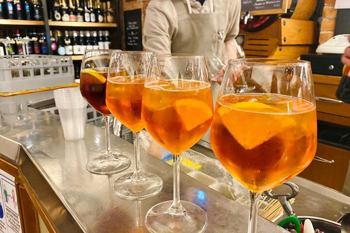 un gruppo di bicchieri da vino appoggiati su un bancone del bar