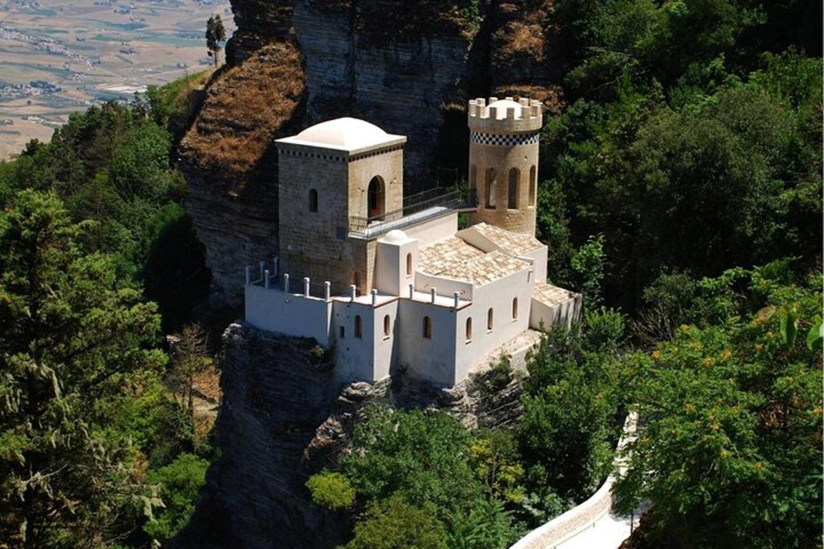 un edificio sul fianco di una montagna