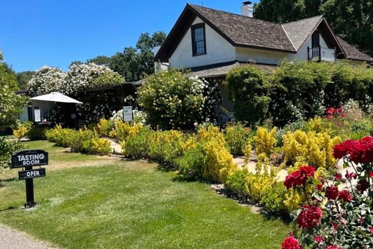 en hage foran et hus med blomster