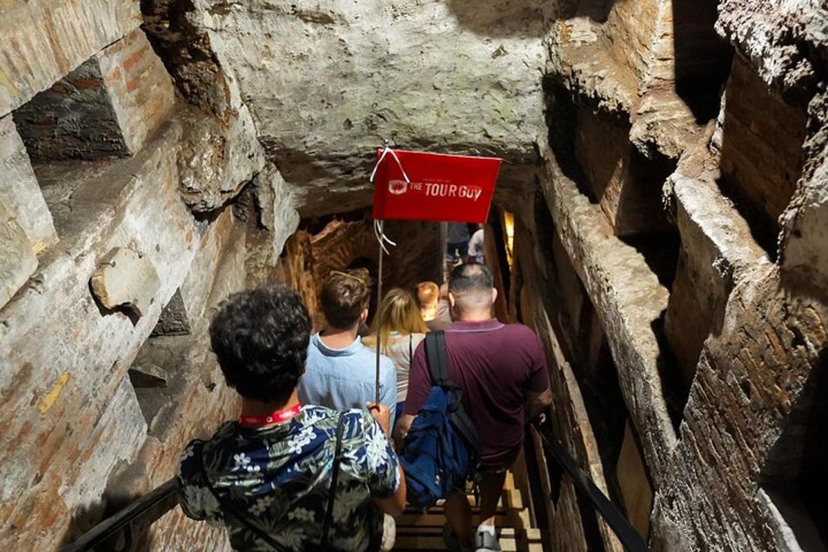 un grup de persones pujant unes escales en un túnel