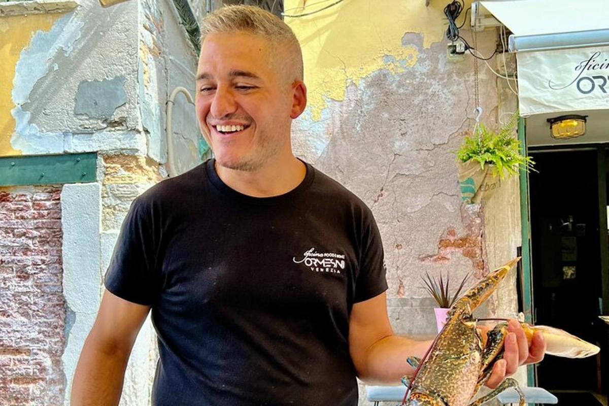 muž v černé košili držící rybu