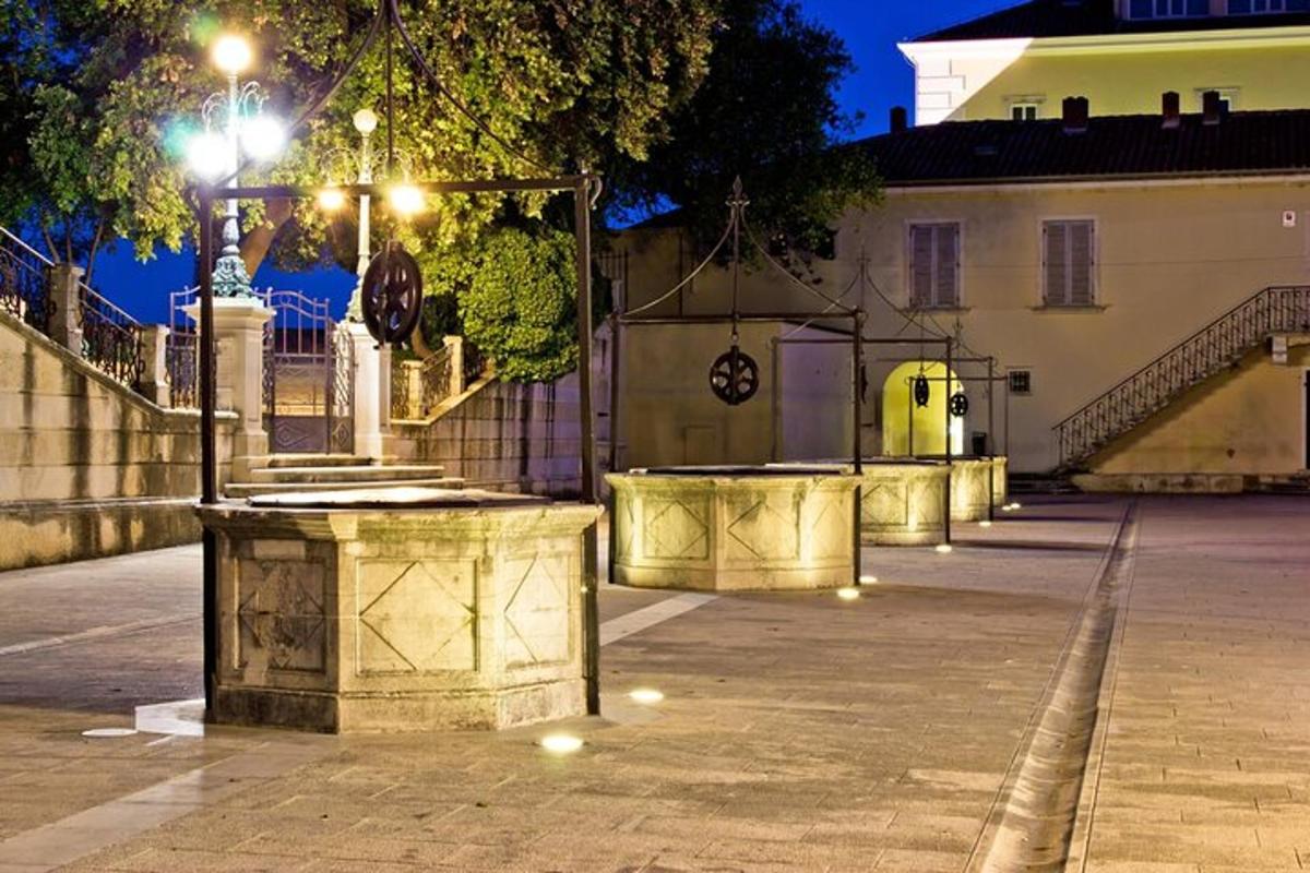 ulice v noci s budovou a světly