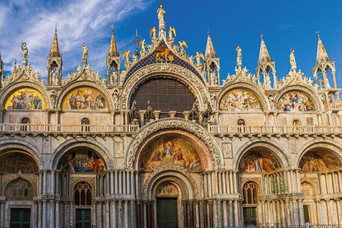 um grande edifício com muitas pinturas