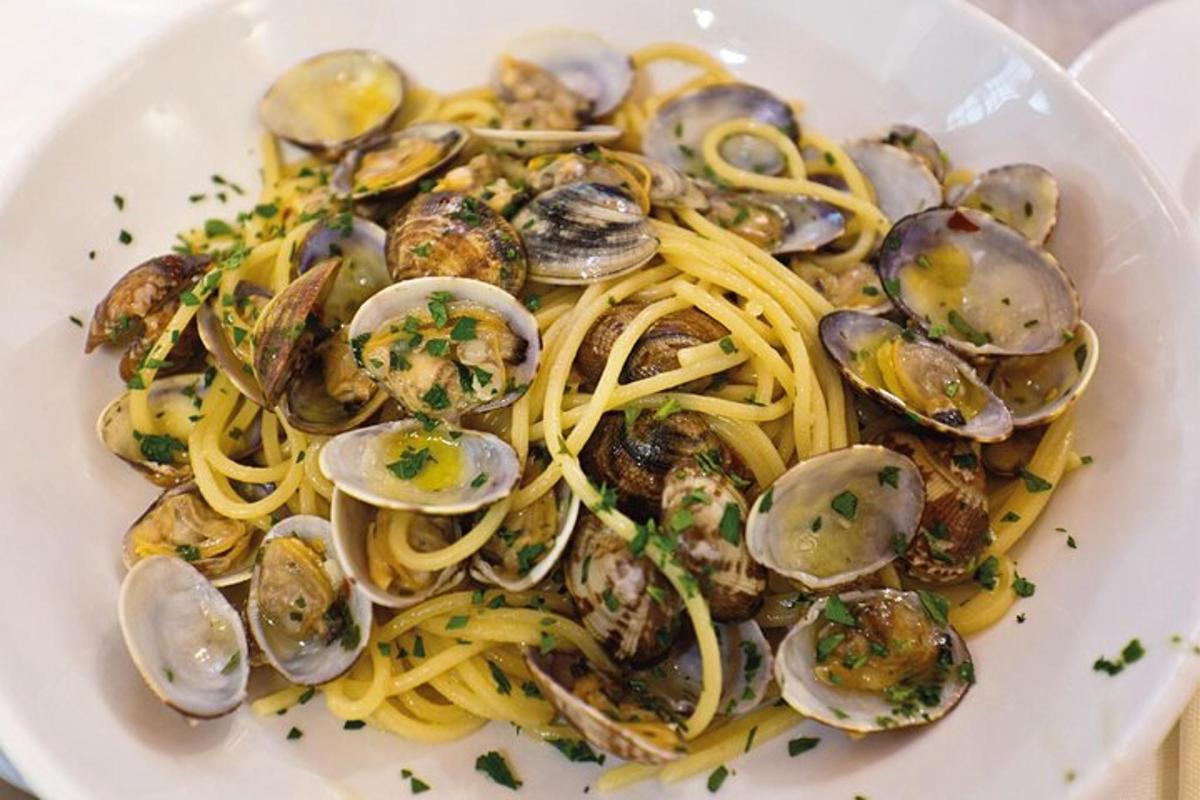un piatto di pasta con vongole e ostriche
