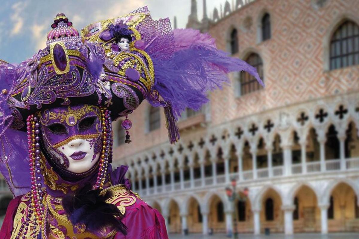una persona con una maschera e un costume viola davanti a un edificio