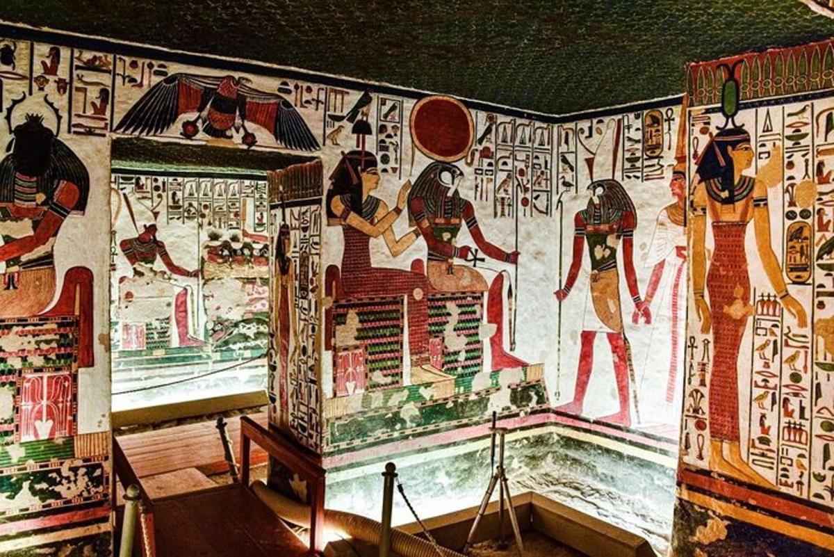 uma sala com uma pintura na parede