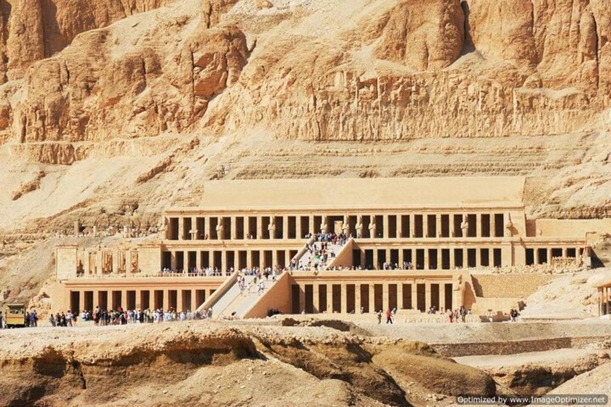 een groep mensen die buiten een gebouw in een berg staan
