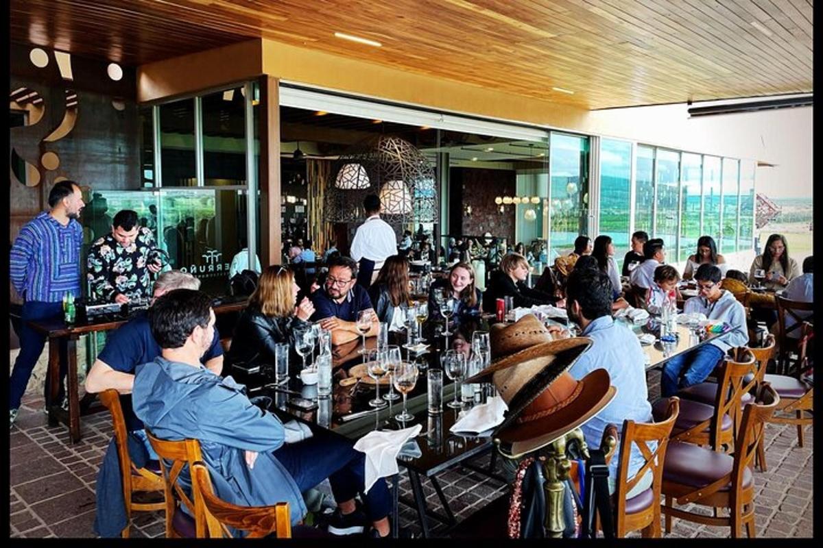 un grup de persones assegudes a les taules d'un restaurant
