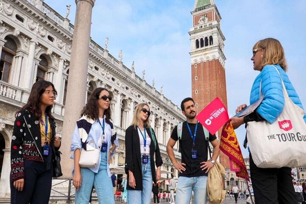 un gruppo di persone in piedi davanti a un edificio