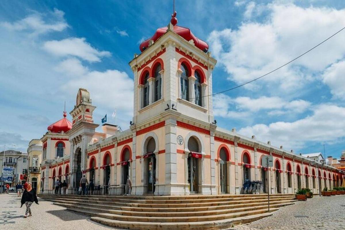 un edificio con una torre in cima