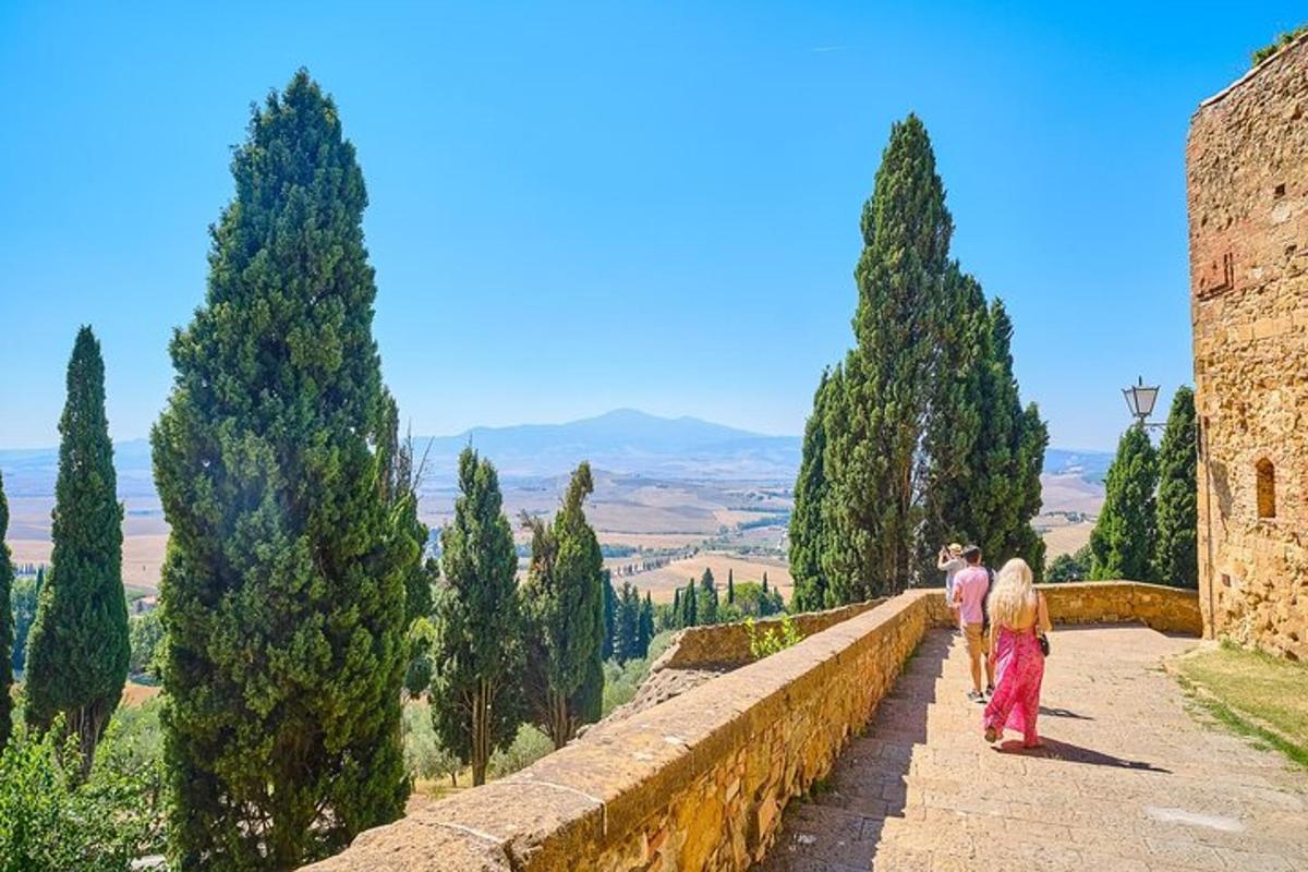 dues persones pujant per un mur de pedra