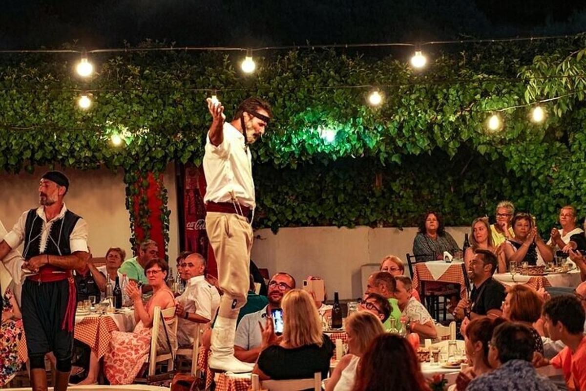 un uomo in piedi su un palco di fronte a una folla