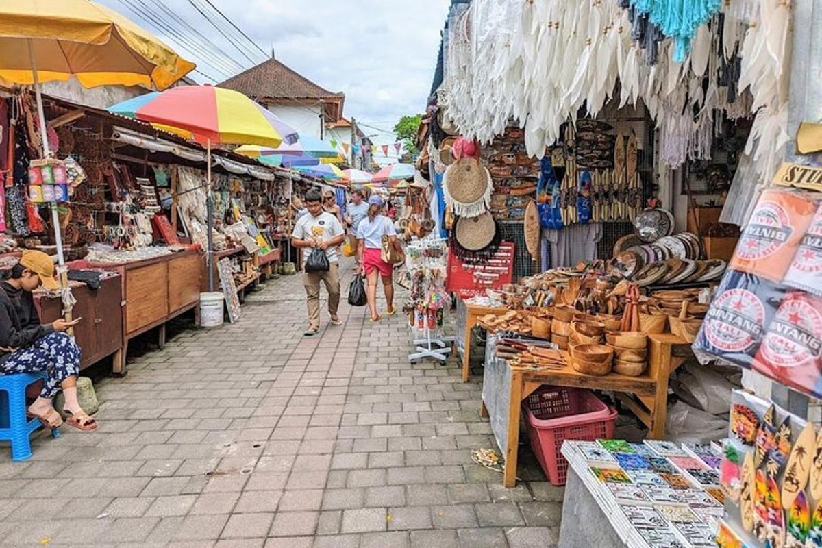 skupina lidí procházejících se venkovním trhem