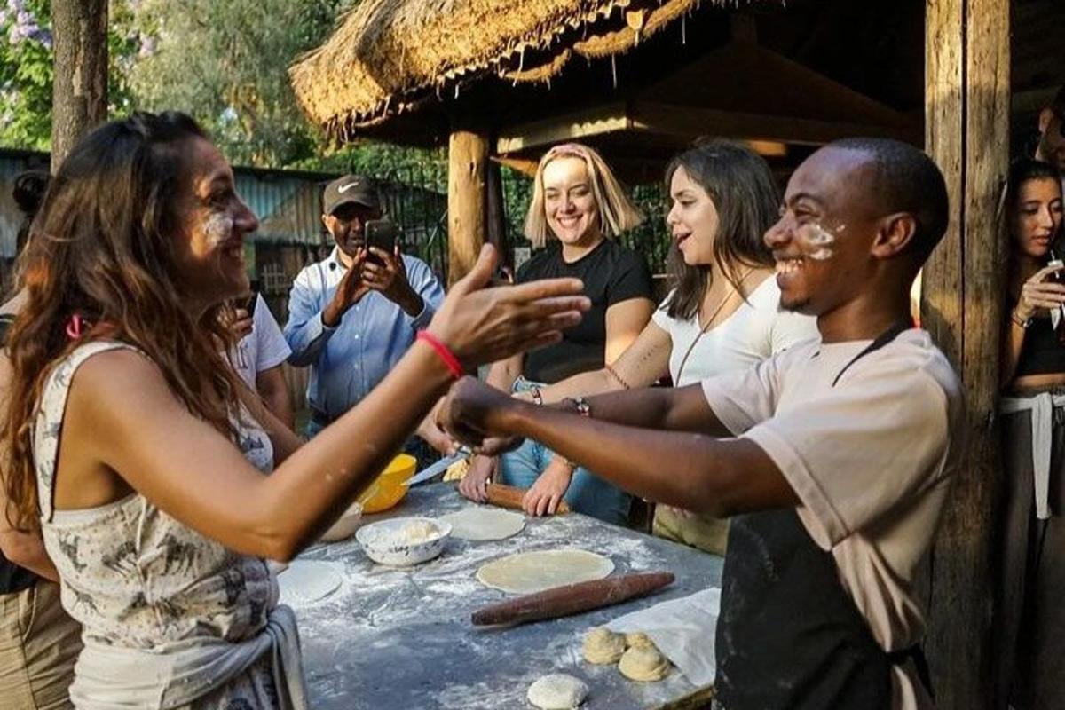 Un grupo de personas de pie alrededor de una mesa con un hombre.