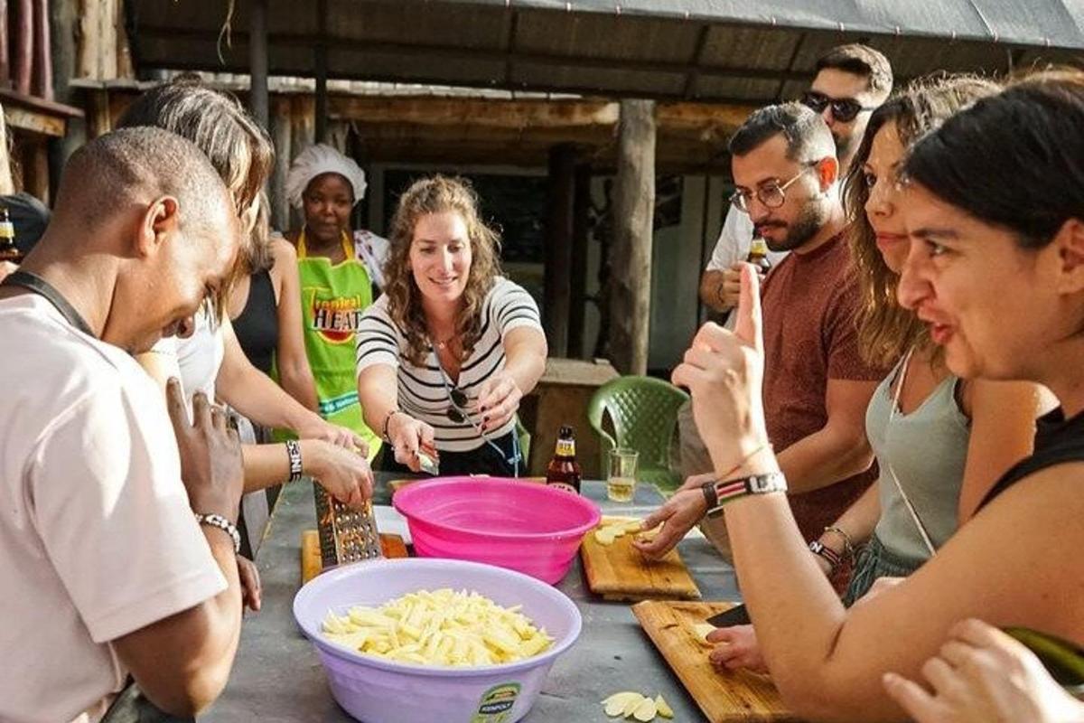 Un grupo de personas de pie alrededor de una mesa con comida.