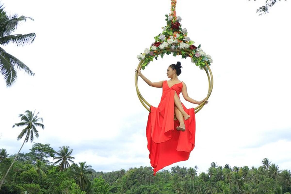 uma mulher de vestido vermelho pendurada em um arco
