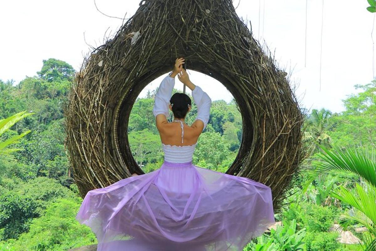 uma mulher de vestido roxo parada em frente a uma ponte