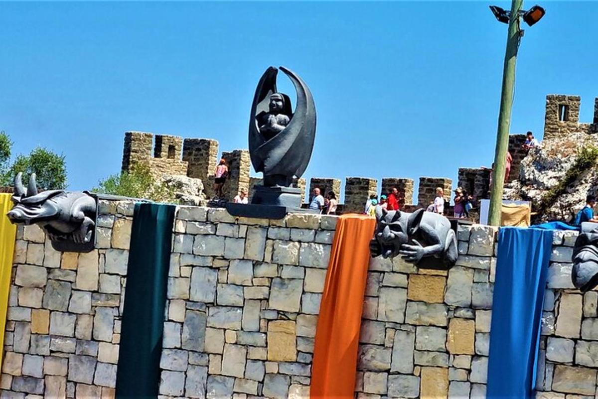 um muro de pedra com uma estátua no topo