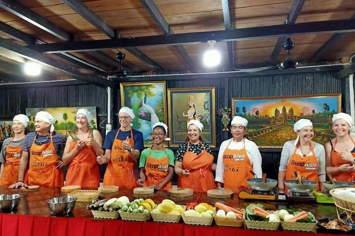 Un grupo de personas de pie frente a una mesa con comida.