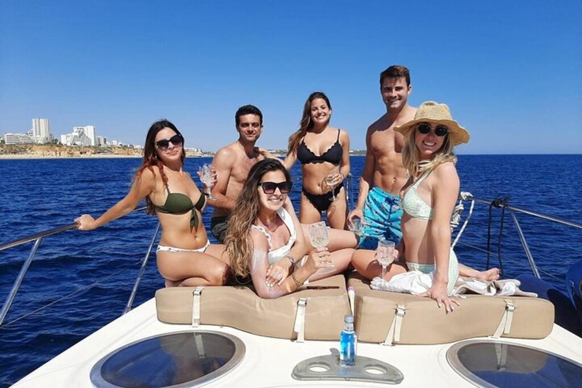 група хора по бикини на лодка