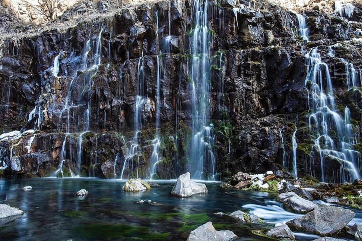 una cascata in mezzo a una pozza d'acqua